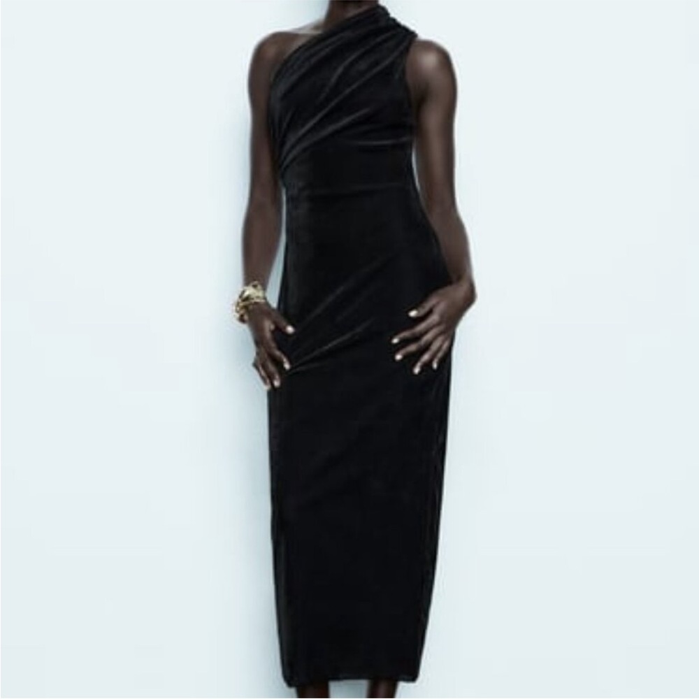 Black One-Shoulder Velvet Dress